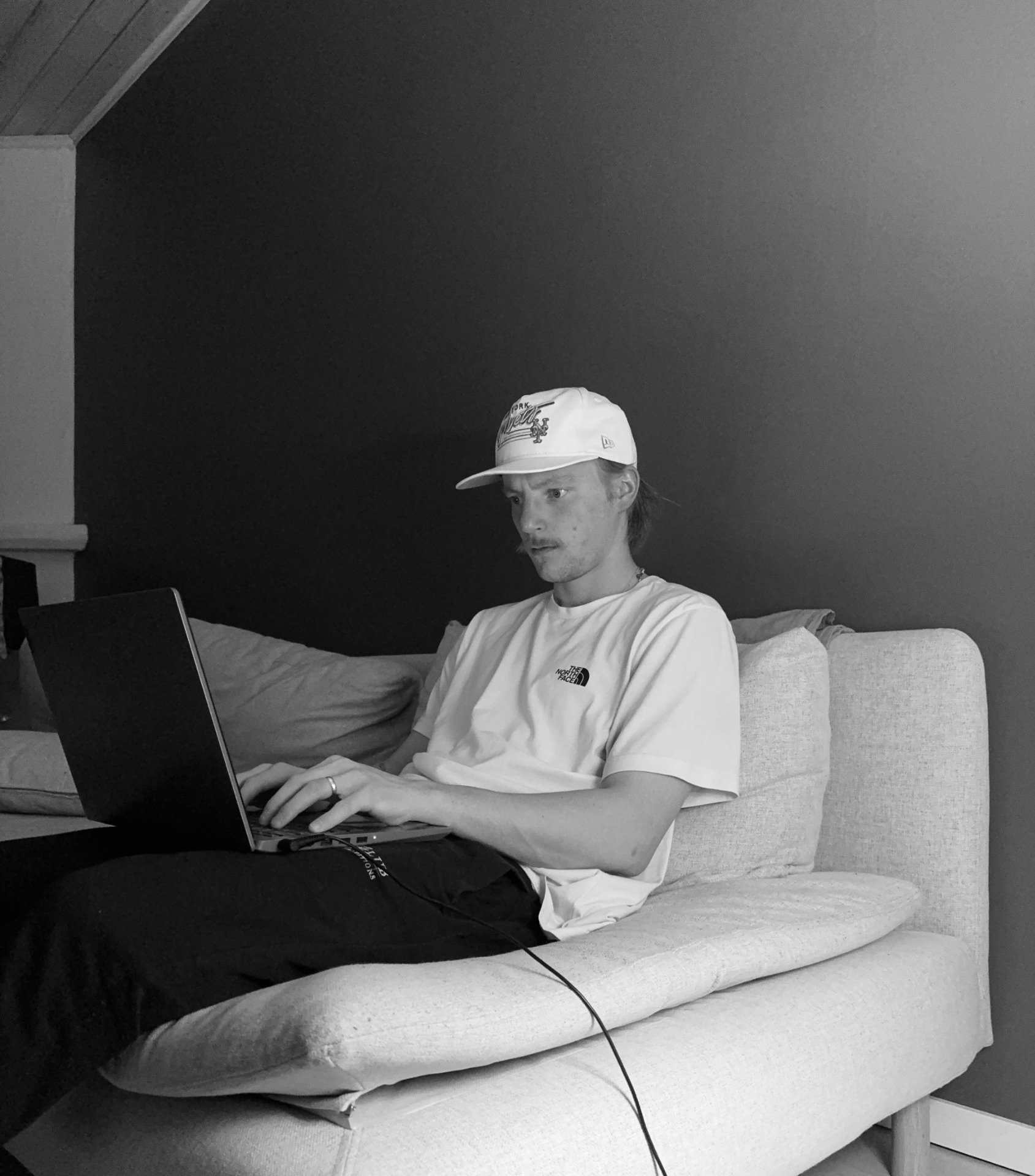 -täysin lavastamaton- kuva hyvin yleisestä tilanteesta kun olen kirjoittamassa saunan jälkeen noin puolen yön aikaan. muulloin ei ruuhkavuosina ehdi, mutta jostain on intohimolleenkin aika revittänä. ryhti, kateissa. kymmensormijärjestelmä, ei ole. väsymys, 90%. innostuneisuus 110%. uutiset, tarinat, tilastot 200%. ps. on muuten New York Metsin lätsä!